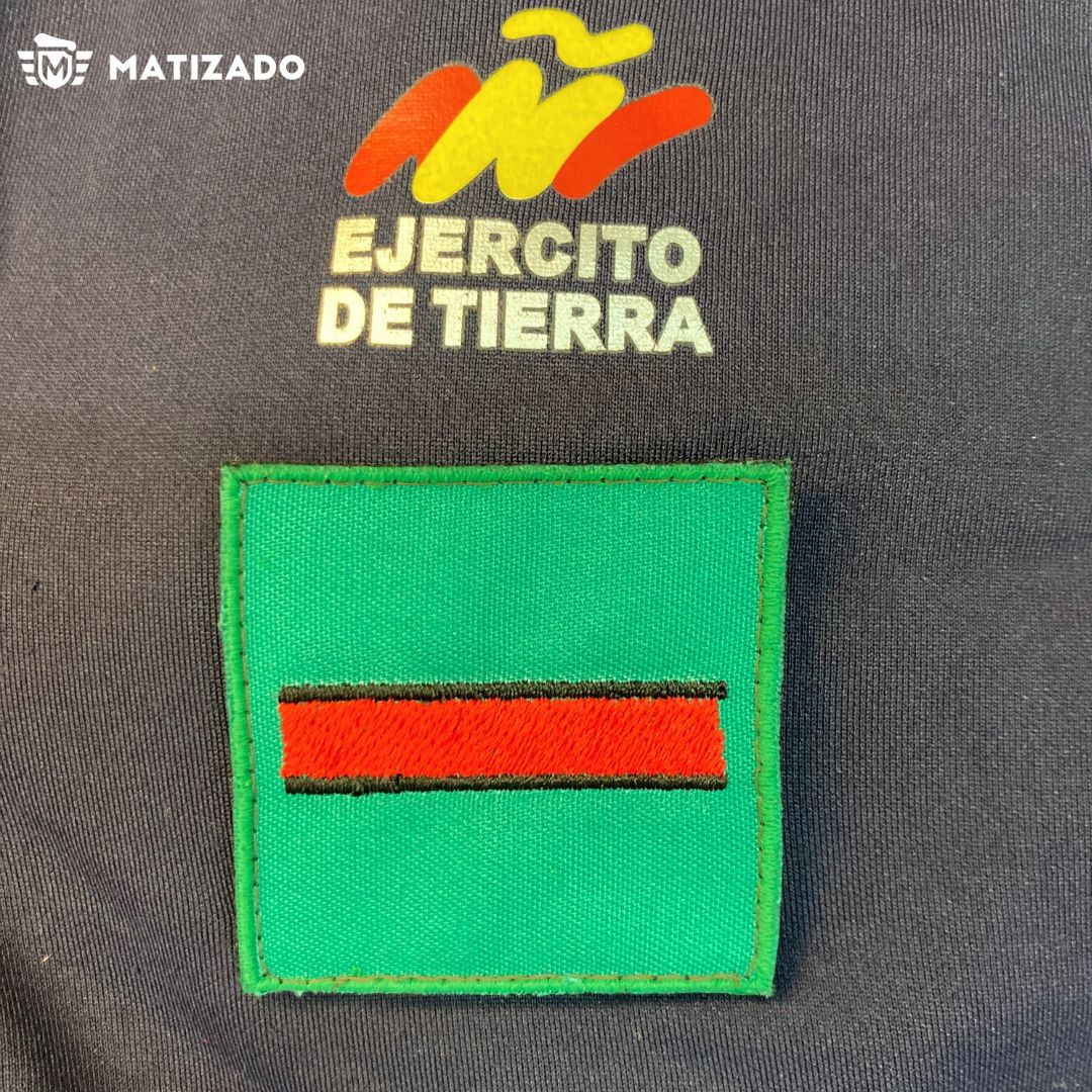 Parche bordado reglamentario para gimnasia de las Tropas de Montaña. Alta calidad y detalle, ideal para uniformes y coleccionistas. Duradero y representativo del espíritu de la unidad.